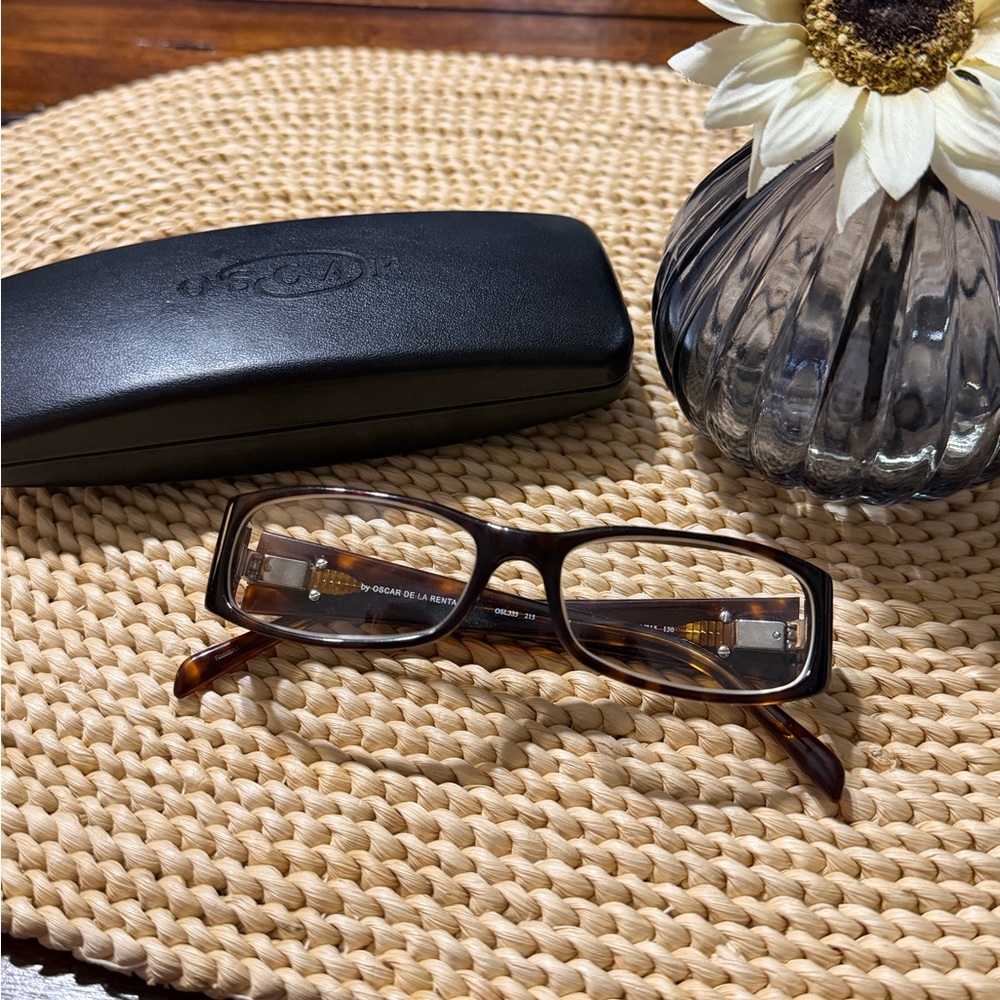Oscar De La Renta Eyeglasses with Case